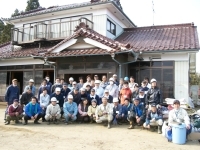 参加者一同で！（作業したお宅の前で作業終了後に）